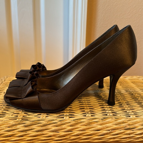 Stuart Weitzman Gigiritz Brown Satin Ruffle Peep-Toe Pumps sz 7.5 LIKE NEW - Picture 5 of 8